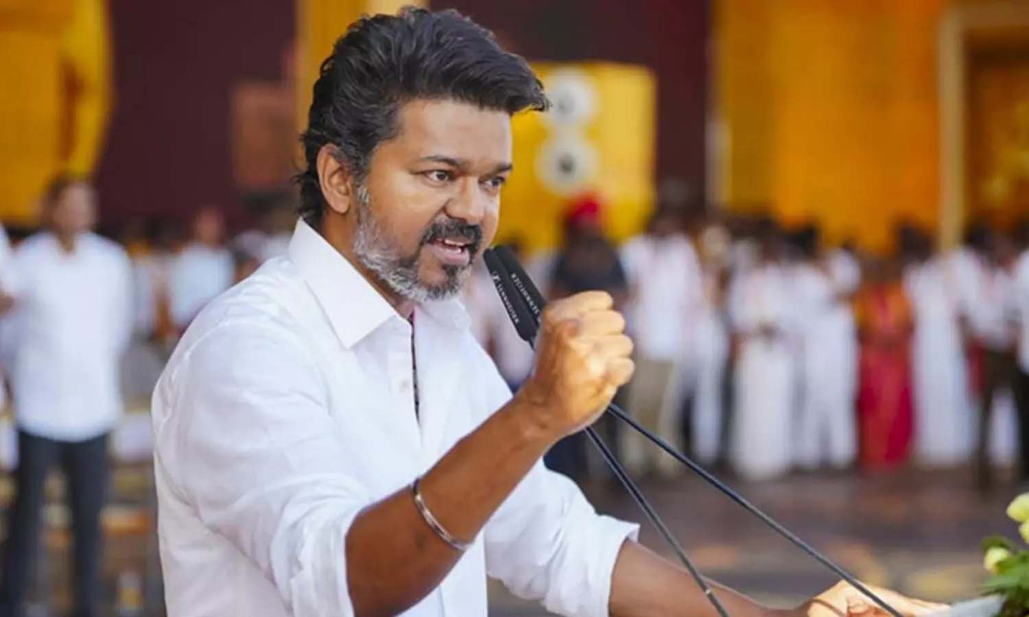 விஜய் முன்னிலையில் த.வெ.க.வில்  இணைந்த பல்வேறு கட்சியினர்